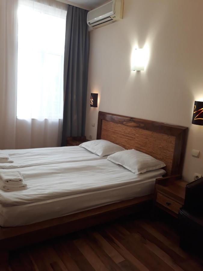 וארנה Three Dolphins Hotel With Rooftop Terracе מראה חיצוני תמונה