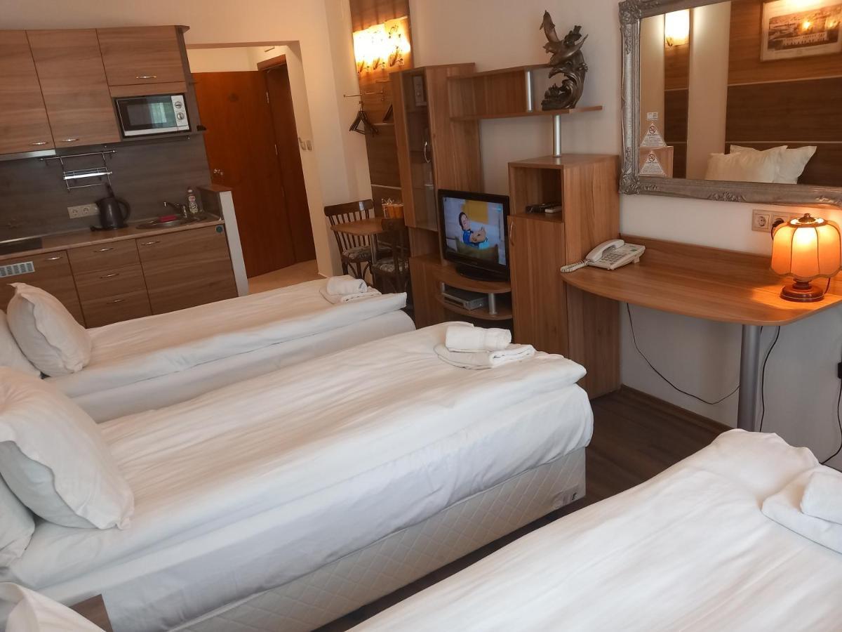 וארנה Three Dolphins Hotel With Rooftop Terracе מראה חיצוני תמונה