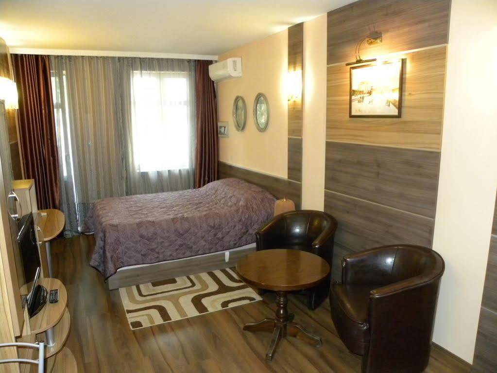 וארנה Three Dolphins Hotel With Rooftop Terracе מראה חיצוני תמונה